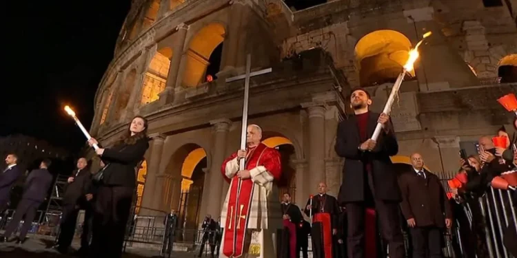León XIV recupera la tradición de portar la cruz en multitudinario viacrucis en el Coliseo