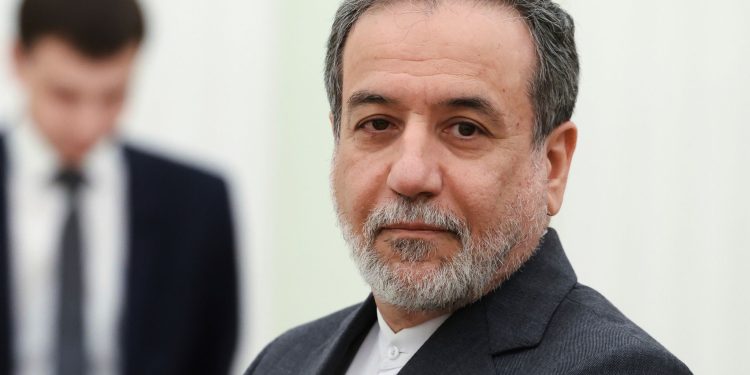 Irán ofrece abrir estrecho de Ormuz si EE.UU. levanta bloqueo y pone fin a guerra, dicen funcionarios