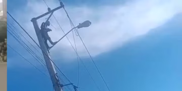 Tragedia en Cotuí: joven muere tras descarga eléctrica al subir a poste de alta tensión