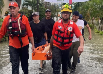 Rescatan hombre que quedó atrapado en alcantarilla en Las Praderas, SDO
