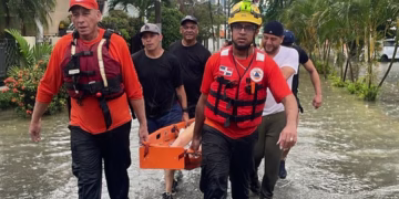Rescatan hombre que quedó atrapado en alcantarilla en Las Praderas, SDO