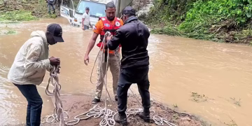 Rescatan hombre atrapado en camión que quedó atascado arroyo crecido en El Seibo