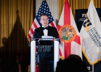 Ito Bisonó resalta liderazgo de Abinader en FIU durante reconocimiento como Champion of Freedom