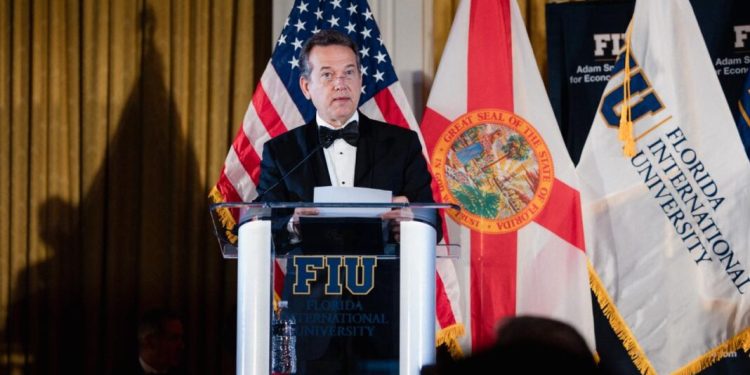 Ito Bisonó resalta liderazgo de Abinader en FIU durante reconocimiento como Champion of Freedom