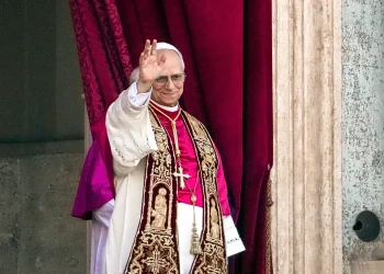 El papa León XIV celebra el primer aniversario de su pontificado con una visita multitudinaria al sur de Italia