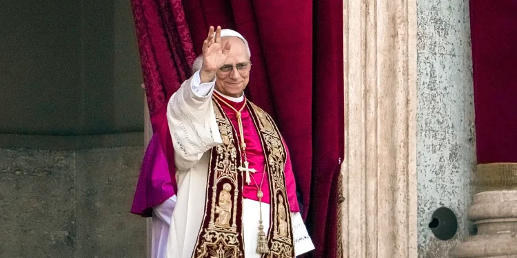 El papa León XIV celebra el primer aniversario de su pontificado con una visita multitudinaria al sur de Italia