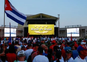 Cubanos se manifiestan ante la embajada de EE. UU. en La Habana tras el procesamiento de Raúl Castro