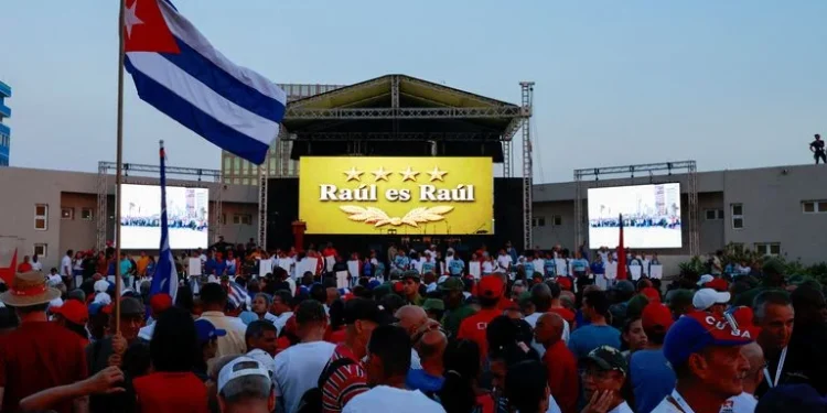Cubanos se manifiestan ante la embajada de EE. UU. en La Habana tras el procesamiento de Raúl Castro