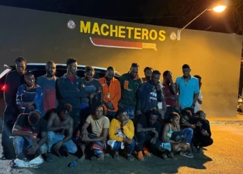 Ejército detiene 23 indocumentados tras abandono de vehículo en Valverde Los migrantes, que incluían hombres