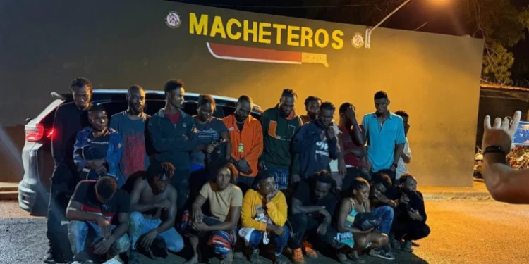 Ejército detiene 23 indocumentados tras abandono de vehículo en Valverde Los migrantes, que incluían hombres