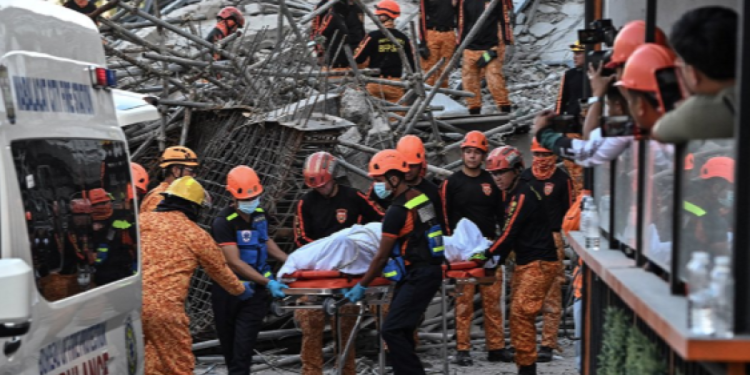 Tres muertos y 17 desaparecidos tras derrumbe de edificio en construcción en Filipinas
