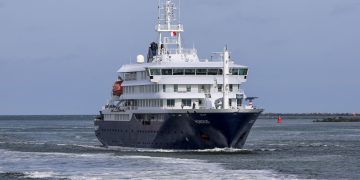El crucero Hondius llega a Róterdam para su desinfección bajo estrictas medidas sanitarias