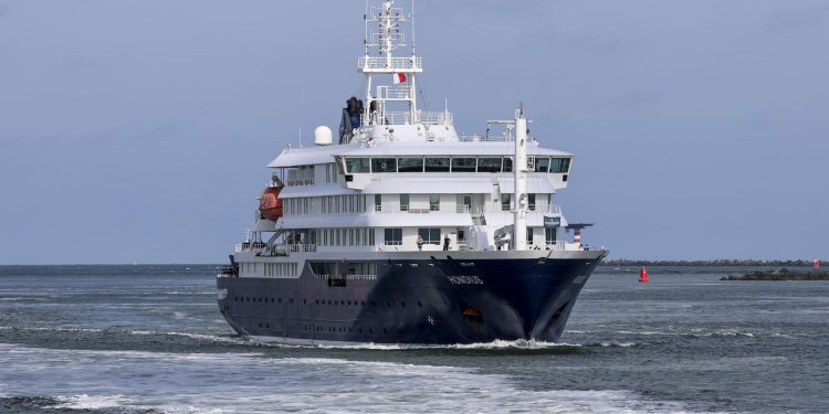 El crucero Hondius llega a Róterdam para su desinfección bajo estrictas medidas sanitarias