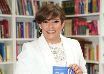 Ana Mercy Otáñez presenta en Nueva York su libro “Una luz que nunca se apaga”