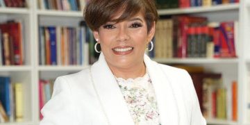 Ana Mercy Otáñez presenta en Nueva York su libro “Una luz que nunca se apaga”