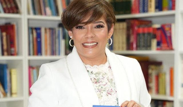 Ana Mercy Otáñez presenta en Nueva York su libro “Una luz que nunca se apaga”