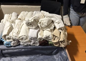 Arrestan extranjera en el AILA con 49 prendas de vestir impregnadas con presunta cocaína