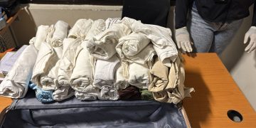 Arrestan extranjera en el AILA con 49 prendas de vestir impregnadas con presunta cocaína