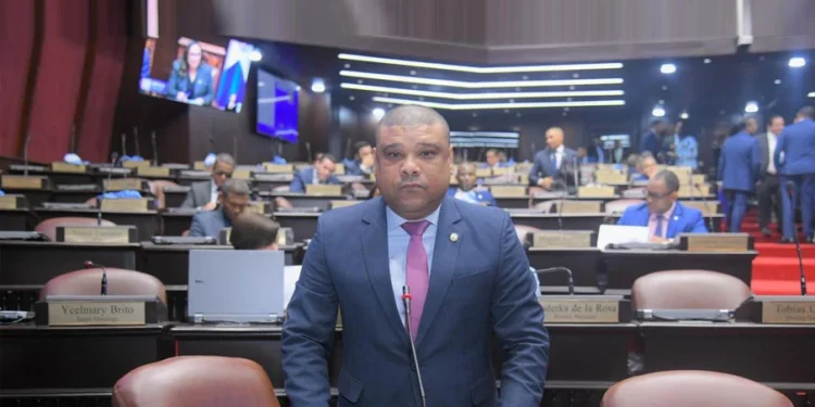 Diputado Ramón Raposo somete resolución procura asfaltado comunidades del sector Higüero en SDN