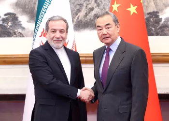 Canciller de Irán se reúne con su homólogo chino en Beijing en medio de la incertidumbre en el estrecho de Ormuz