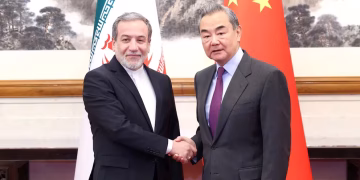 Canciller de Irán se reúne con su homólogo chino en Beijing en medio de la incertidumbre en el estrecho de Ormuz