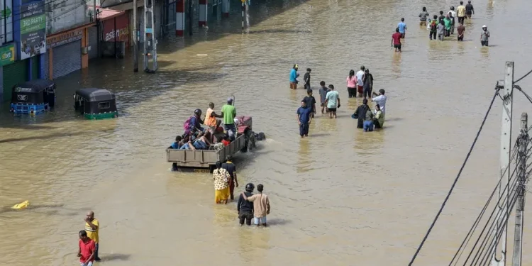 Al menos 104 muertos y 52 heridos tras el paso de un fuerte temporal en el norte de India