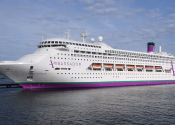 Más de 1.700 personas confinadas en un crucero en Burdeos (Francia) por un posible brote de norovirus