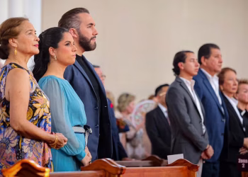 Nayib Bukele asiste a misa junto a miles de católicos en San Salvador