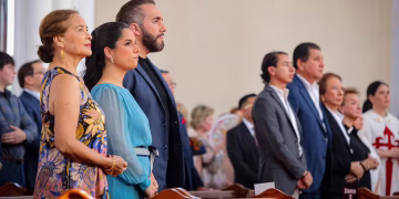 Nayib Bukele asiste a misa junto a miles de católicos en San Salvador