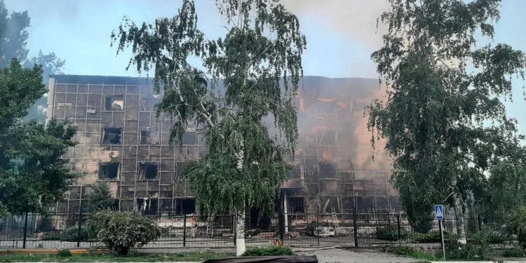 Kiev lanza ataques selectivos contra residencia de estudiantes cuando menores duermen