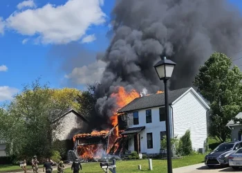 Dos muertos tras avión estrellarse contra una casa en Ohio; residentes de la vivienda resultan ilesos