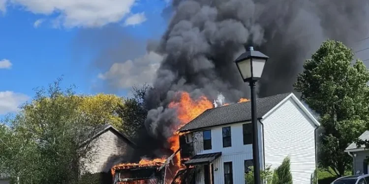 Dos muertos tras avión estrellarse contra una casa en Ohio; residentes de la vivienda resultan ilesos