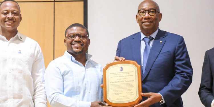 Rector de la UASD es reconocido por gremio de empleados