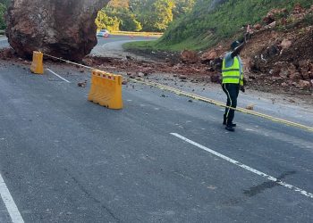DIGESETT informa sobre desprendimiento de roca en la Autopista del Nordeste