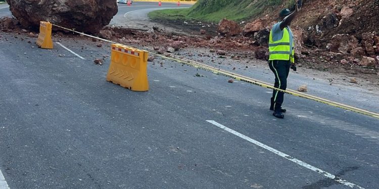 DIGESETT informa sobre desprendimiento de roca en la Autopista del Nordeste