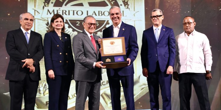 Empresarios y sindicalistas se comprometen a seguir trabajando junto al Gobierno en favor del crecimiento económico y bienestar de trabajadores