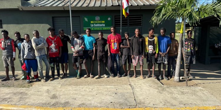 Ejército detiene a 16 indocumentados que intentaban evadir puesto de chequeo en Montecristi