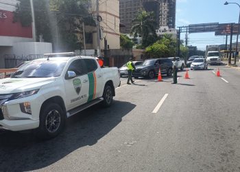 Agentes DIGESETT se mantiene viabilizando por cierre en paso a desnivel Tiradentes con 27 de Febrero