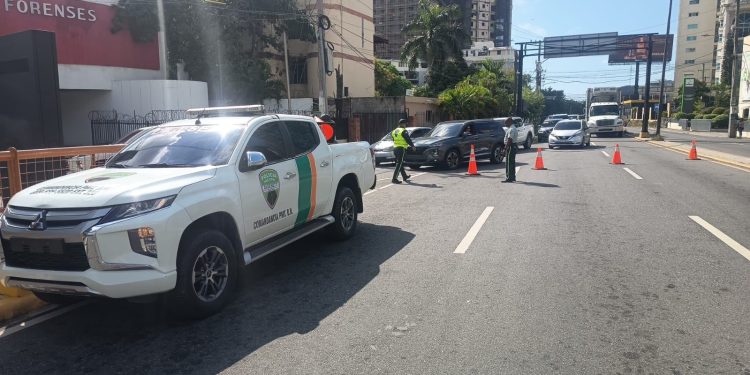 Agentes DIGESETT se mantiene viabilizando por cierre en paso a desnivel Tiradentes con 27 de Febrero
