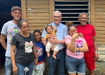 Gonzalo Castillo está de vuelta: sostiene encuentros cercanos con familias de Santo Domingo