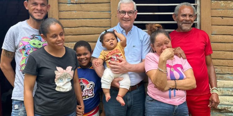 Gonzalo Castillo está de vuelta: sostiene encuentros cercanos con familias de Santo Domingo