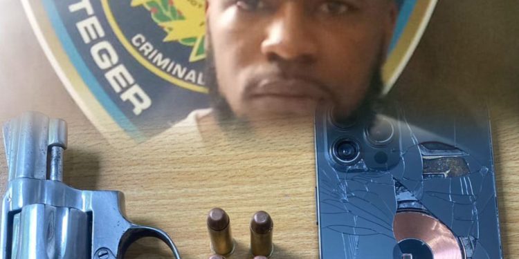 Apresan a “La Presión” con arma ilegal y orden de arresto vigente en Baní