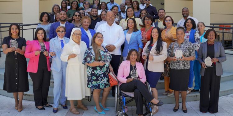 Regional 15 de Educación premia centros educativos destacados por su excelencia en la planificación educativa