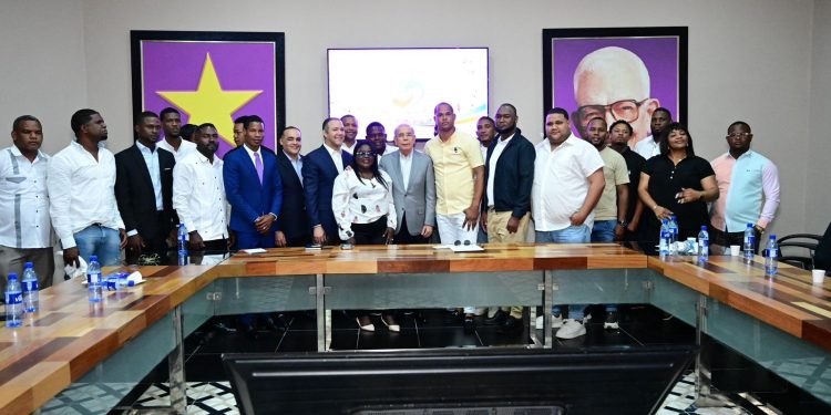 Danilo Medina: “La historia la tiene el PLD”, juramenta exdirigentes del PRM 