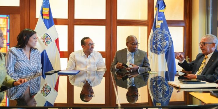 Rector de la UASD recibe visita de cortesía del director general de Pasaportes 