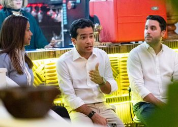 Comerciantes de Ciudad Colonial expresan quejas a Omar Fernández por retrasos en trabajos