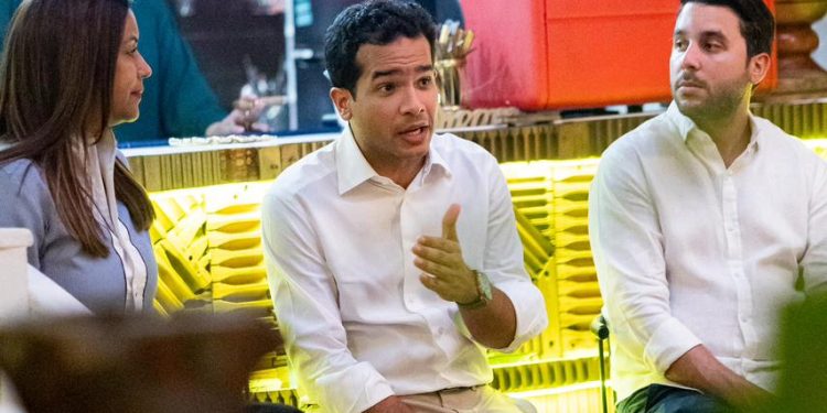 Comerciantes de Ciudad Colonial expresan quejas a Omar Fernández por retrasos en trabajos