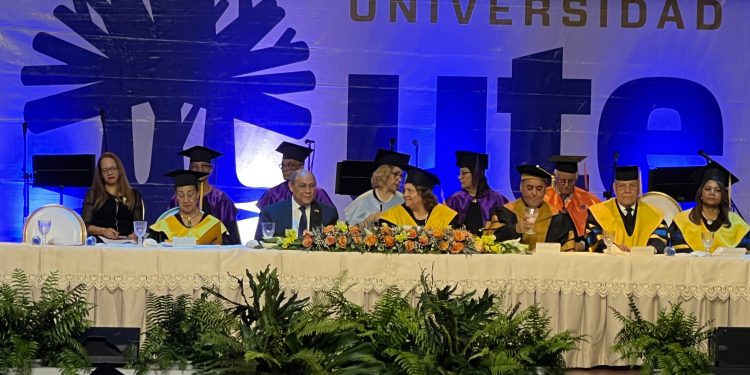 La Universidad UTE realizo en su Trigésima Cuarta Graduación Ordinaria