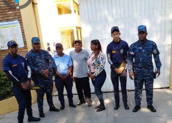 PN realiza operativos preventivos en distintos centros educativos de Baní