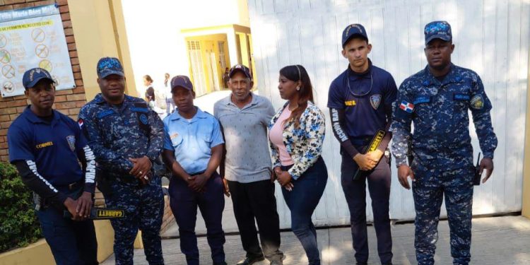 PN realiza operativos preventivos en distintos centros educativos de Baní